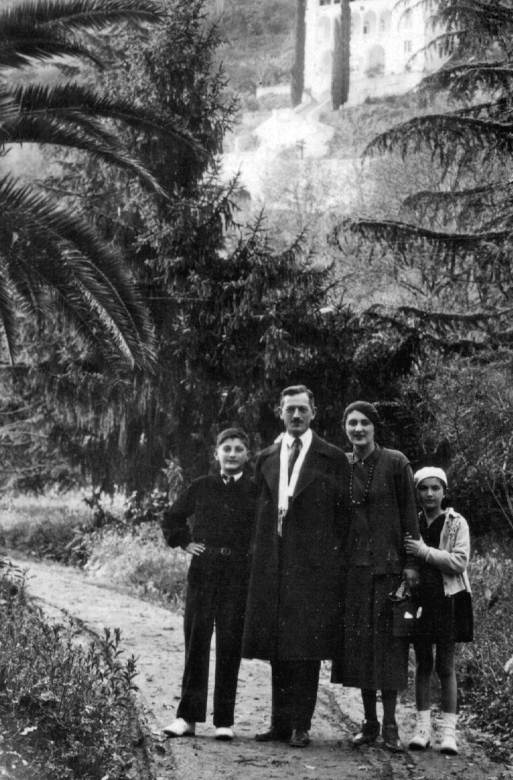 Мемуары фрейлины императрицы. Царская семья, Сталин, Берия, Черчилль и другие в семейных дневниках трех поколений Мемуары фрейлины императрицы. Царская семья, Сталин, Берия, Черчилль и другие в семейных дневниках трех поколений