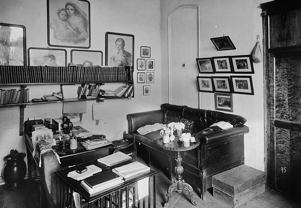 Святой против Льва. Иоанн Кронштадтский и Лев Толстой. История одной вражды Святой против Льва. Иоанн Кронштадтский и Лев Толстой. История одной вражды