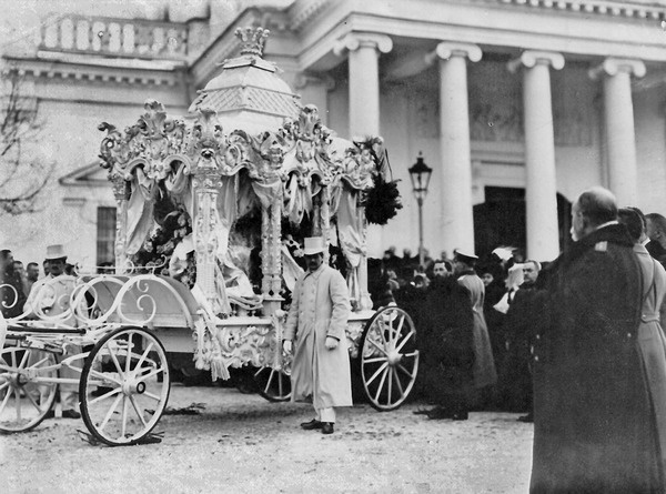 Святой против Льва. Иоанн Кронштадтский и Лев Толстой. История одной вражды Святой против Льва. Иоанн Кронштадтский и Лев Толстой. История одной вражды