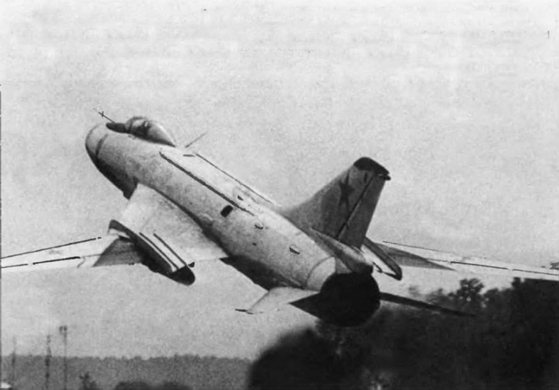 Истребитель-бомбардировщик Су-17 Истребитель-бомбардировщик Су-17